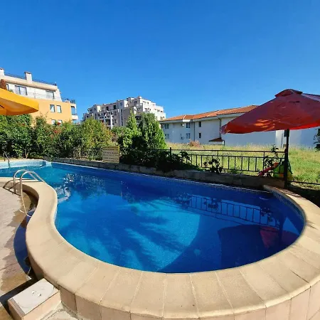 2 Bedroom Sunny In South Apartment *